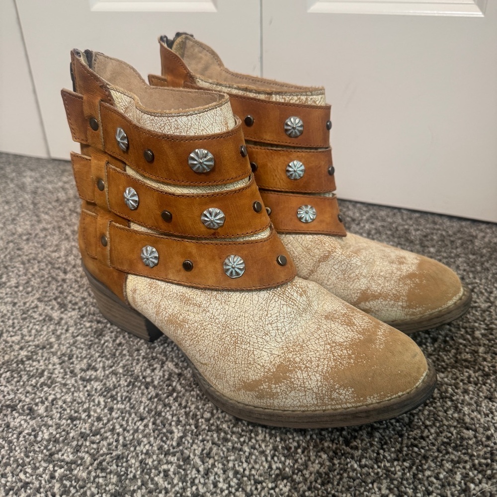Women's Circle G Camel Harness & Studs Zipperr Ankle Boots Size 7 - Picture 1 of 9